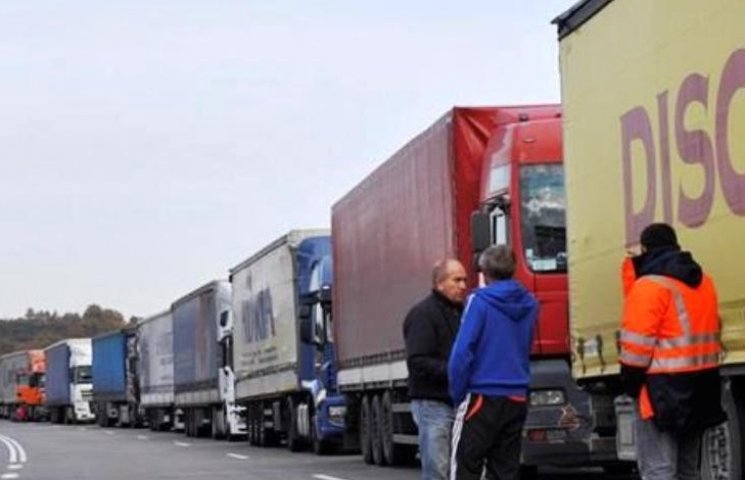 Російські вантажівки стоять на українськ…