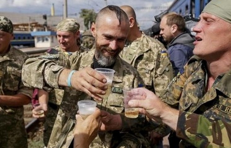 Алкоголиків та наркоманів до армії не бр…