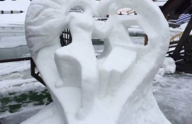 На Буковеле лепили снежные скульптуры о…