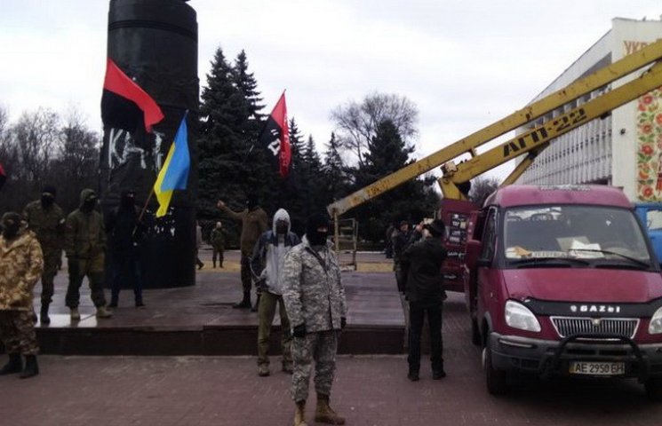 В Днепродзержинске полиция окружила памя…