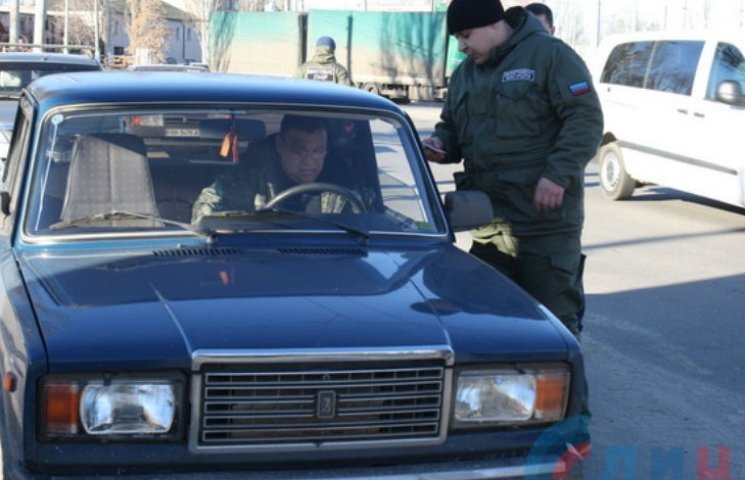 В Луганске оккупанты разогнали таксистов…
