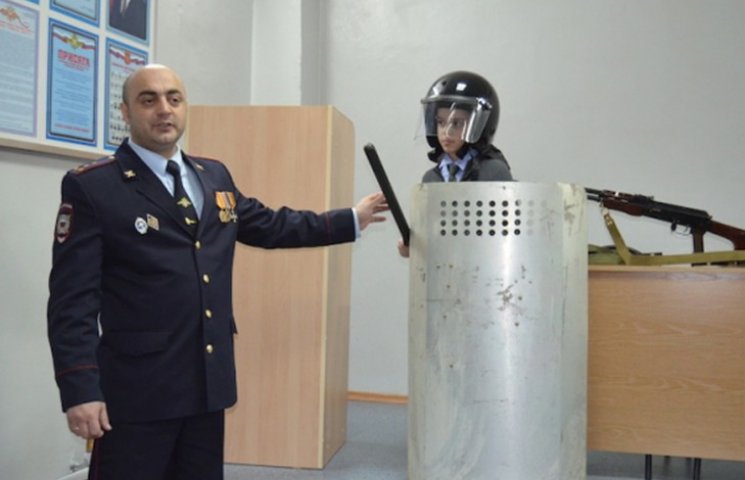 На Росії поліціянти вчать школярів розга…