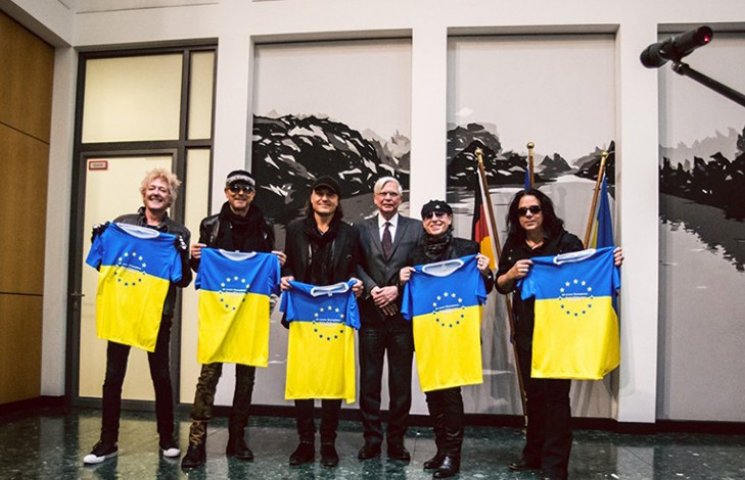 Посол Германии подарил Scorpions футболк…