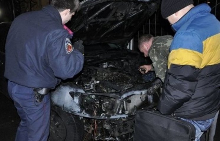 Невідомі спалили автомобіль одеського св…