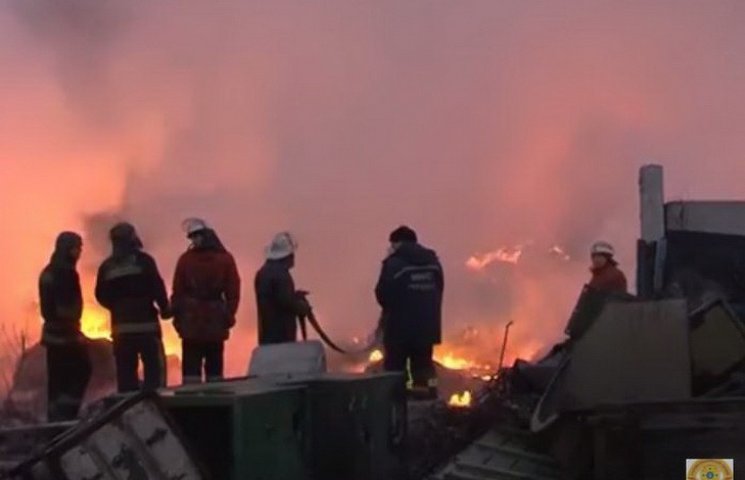 В Днепропетровске ночью сгорел завод…