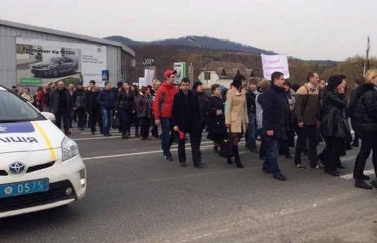 Возле Мукачева ПТУшные протестующие пере…