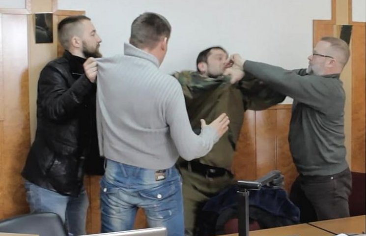 В Черкассах чиновник подрался с активист…