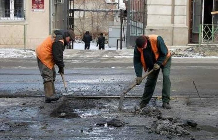 В окупованому Луганську ремонтують дорог…