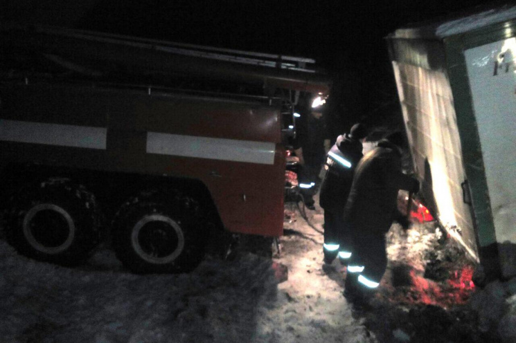 В Сумах грузовик застрял в снежном сугро…