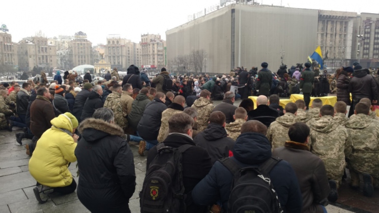 На Майдані сотні людей прощаються із заг…
