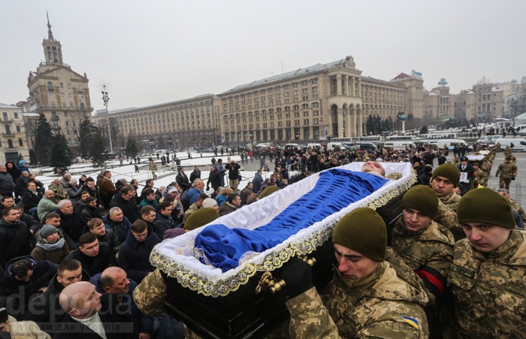 Как на Майдане прощаются с погибшими под…