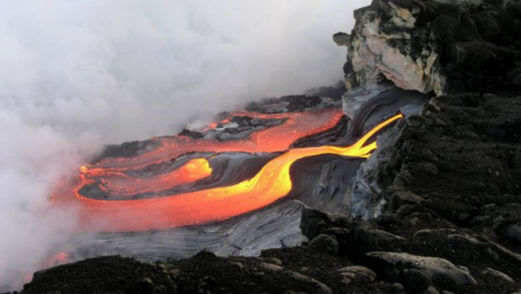 Как лава из вулкана на Гавайях стекает в…