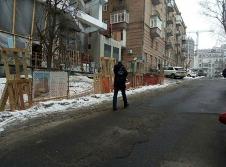 На тротуаре в центре Киеве вырос забор:…