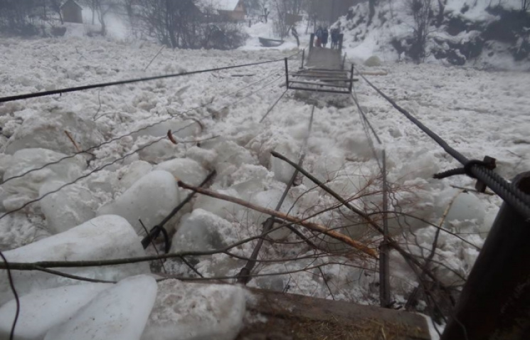 Закарпатское село отрезало от мира льдом…