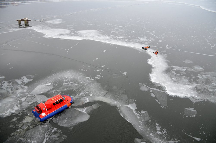 У Миколаєві чоловік застряг на льоду пос…