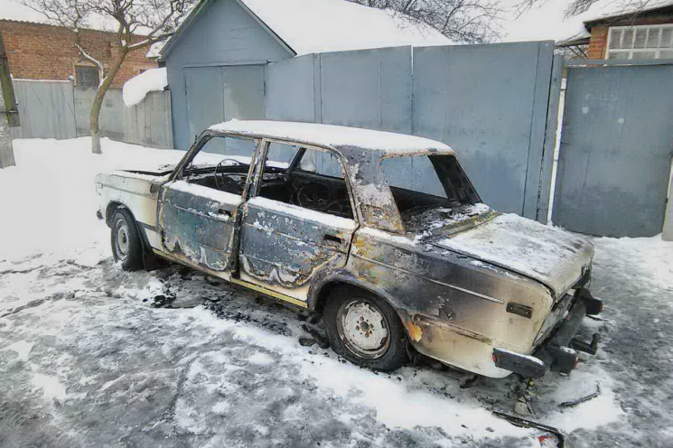 Под Харьковом огонь уничтожил авто…