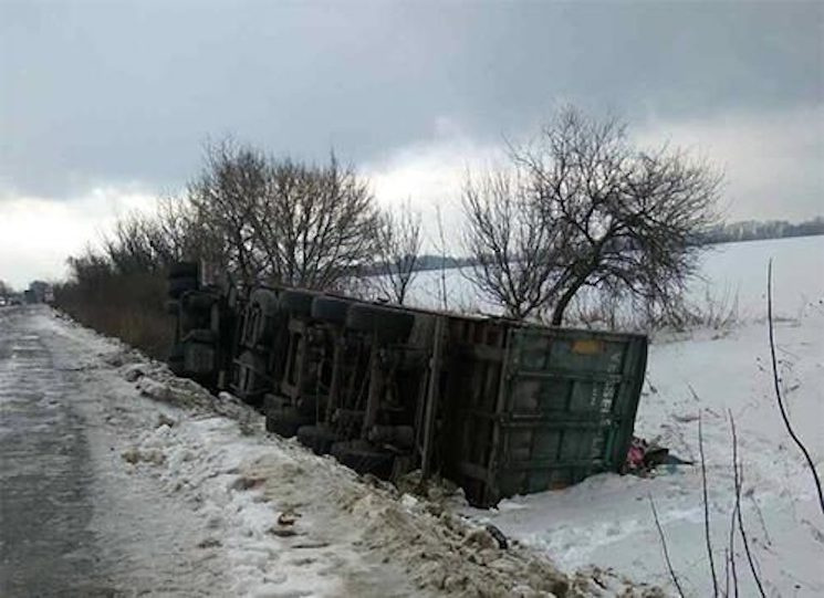 На Черкащині перекинулася вантажівка з л…
