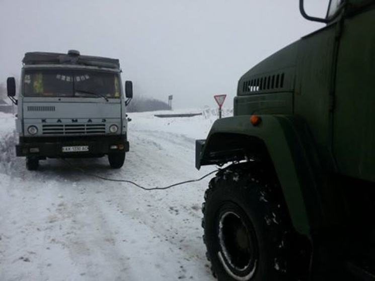 Харківські прикордонники витягли зі сніг…