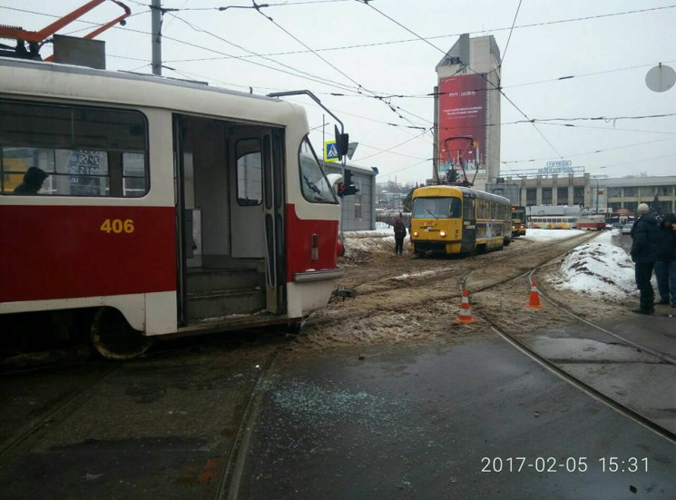 У Харкові не розминулися два трамваї: є…