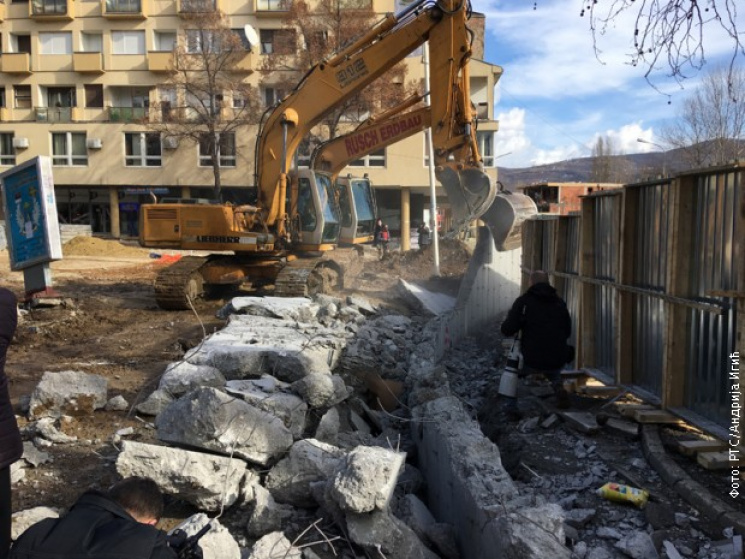 В Косово уничтожили стену, которая разде…