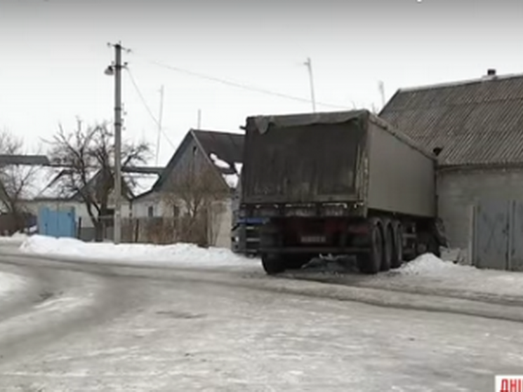 На Дніпропетровщині вантажівка залишаєть…