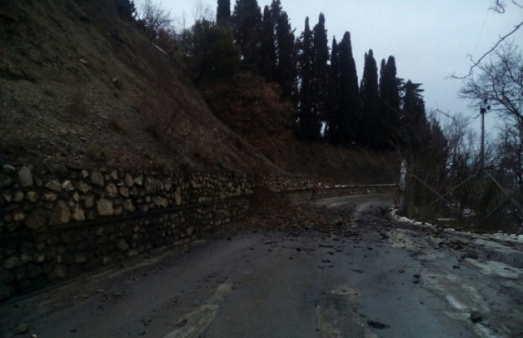 Осторожно: автодороги Крыма страдают от…