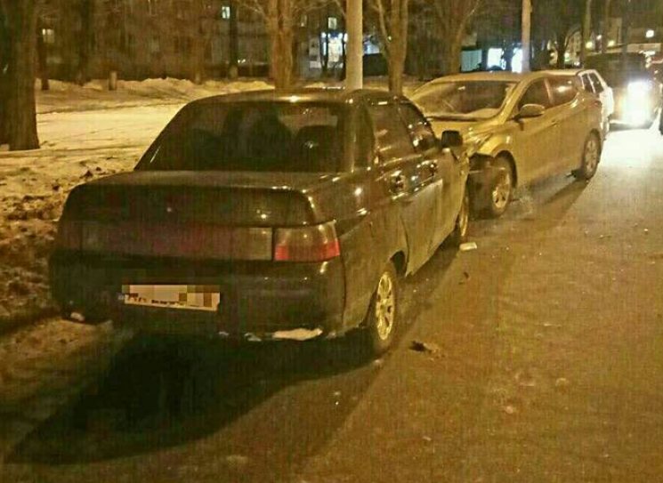 В Харькове водитель "ВАЗа" влетел в прип…