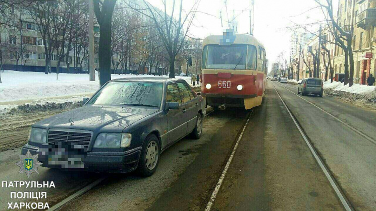В Харькове трамвай врезался в "Мерседес"…