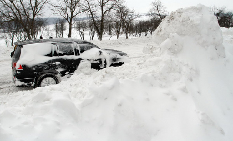 На Сумщині Volkswagen зі снігу витягали…