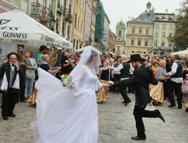 На львівських весіллях модно дарувати ко…