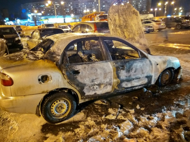 Пожар на парковке около ТРЦ в Харькове:…