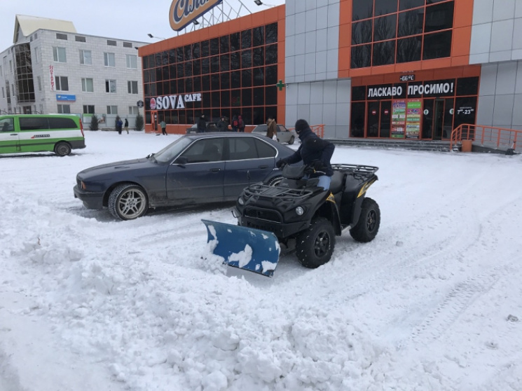 У Мелітополі сніг розчищають за допомого…