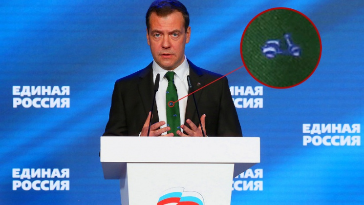 Ребенок в душе: Медведев надел зеленый г…