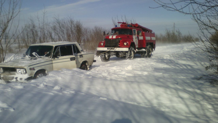 Запорізькі рятувальники витягли зі сніго…