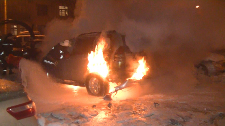 В Харькове на парковке сожгли внедорожни…