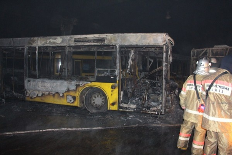 У Київському автопарку масштабна пожежа:…