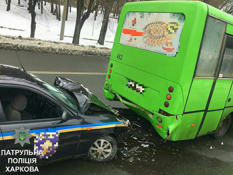 В Харькове спецавтомобиль сзади влетел в…
