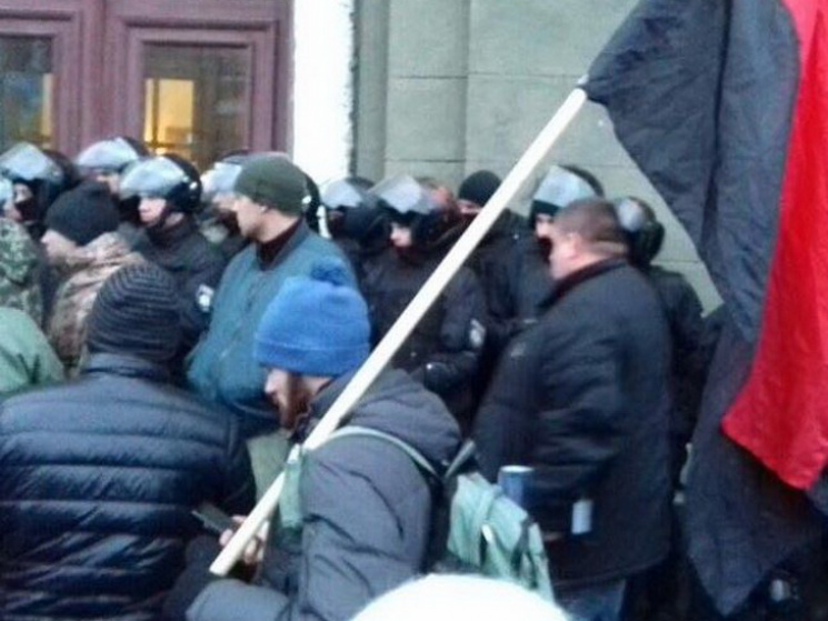 В Днипре полиция не пускает активистов н…