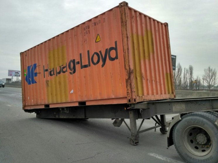 В Одесі контейнер з вантажівки злетів на…