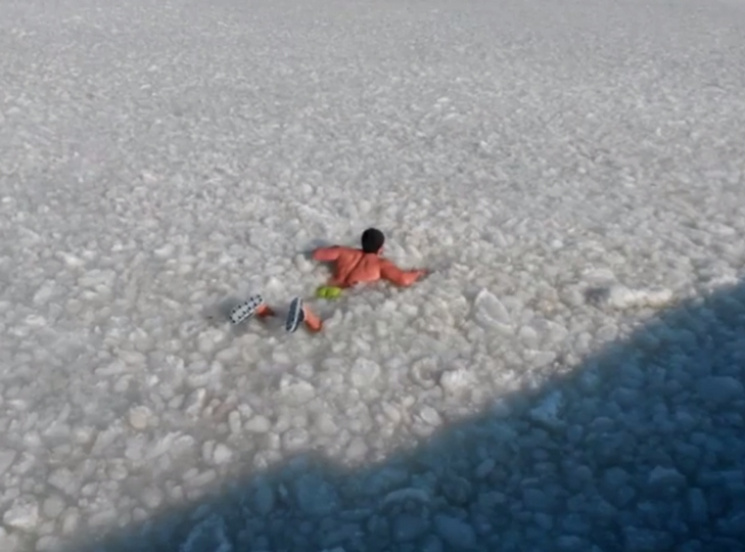 Одессит в плавках катался на льду в Черн…