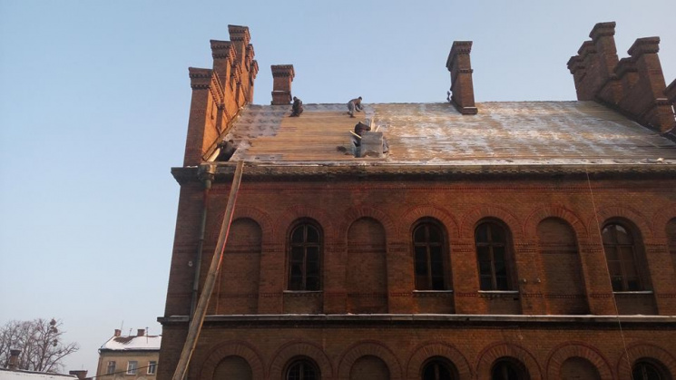 Чернівчани обурені ремонтом даху історич…