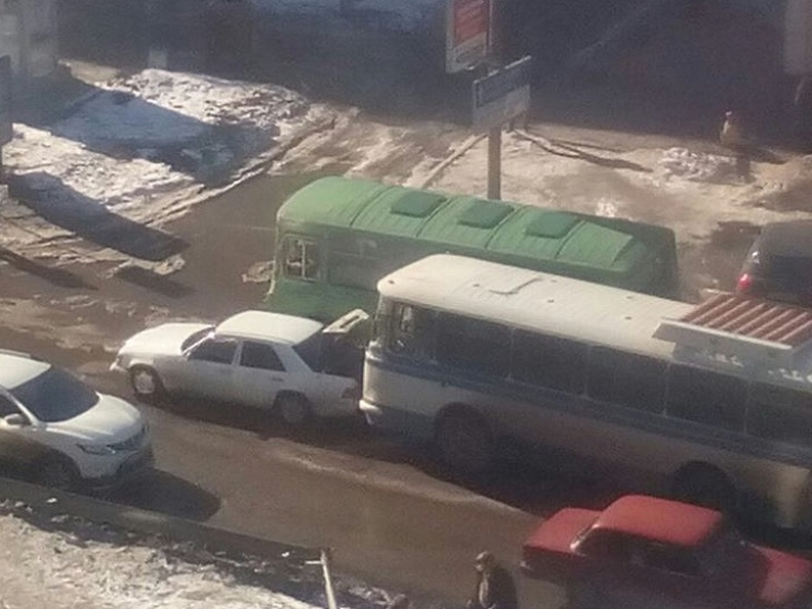 В центре Новомосковска автобус едва не о…