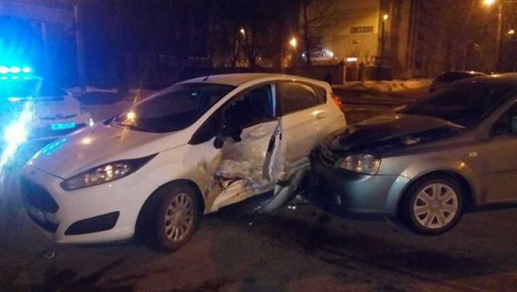 В Харькове такси и иномарка не поделили…