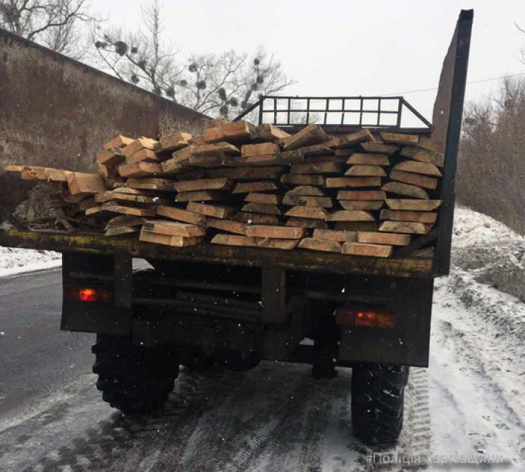 На Харківщині затримали вантажівку з нез…