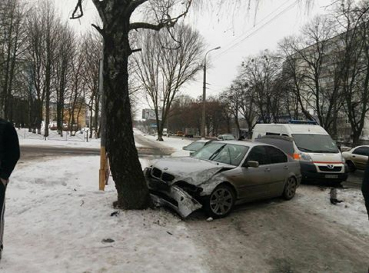 У Хмельницькому зіткнулися дві автівки.…