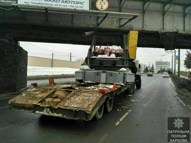 В Харькове под мостом застрял грузовик…