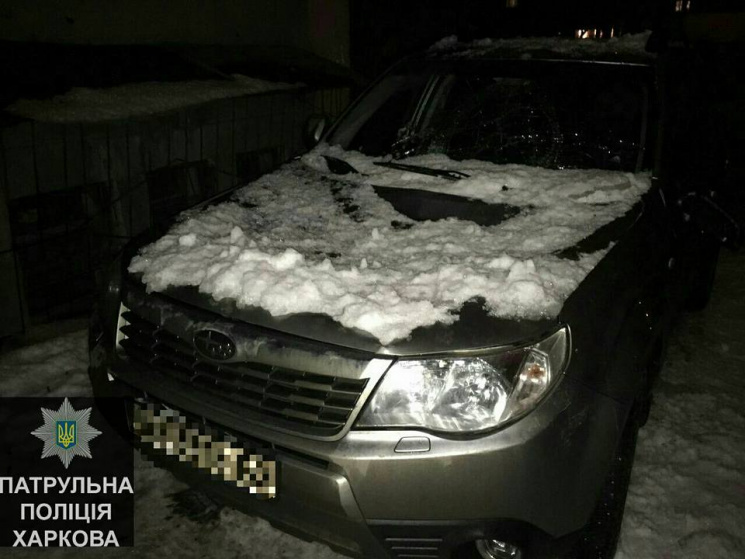 В центре Харькова снег разбил две иномар…