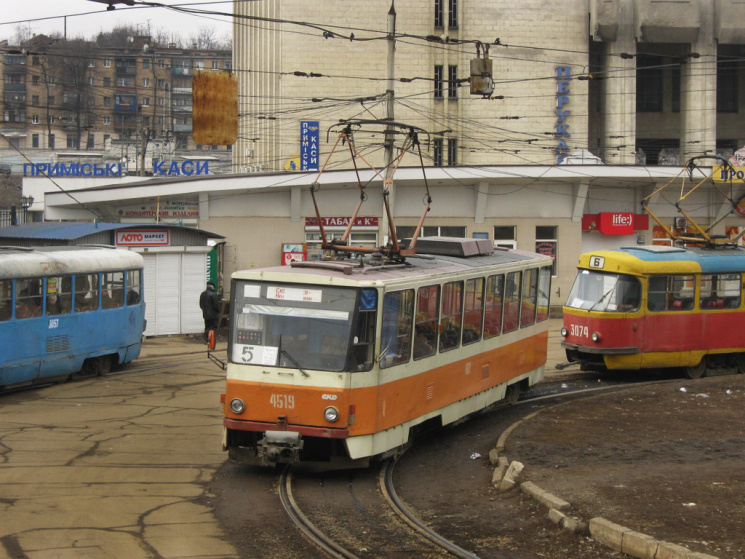 В Харькове водитель трамвая фомкой избил…