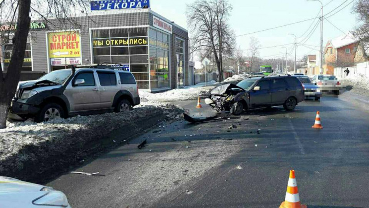 В Харькове столкнулись два авто: Есть по…