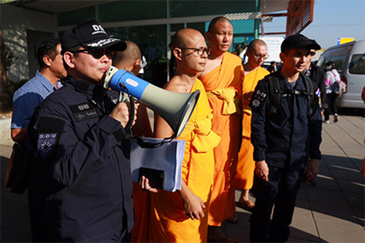 Таїландські монахи помірялись кулаками з…